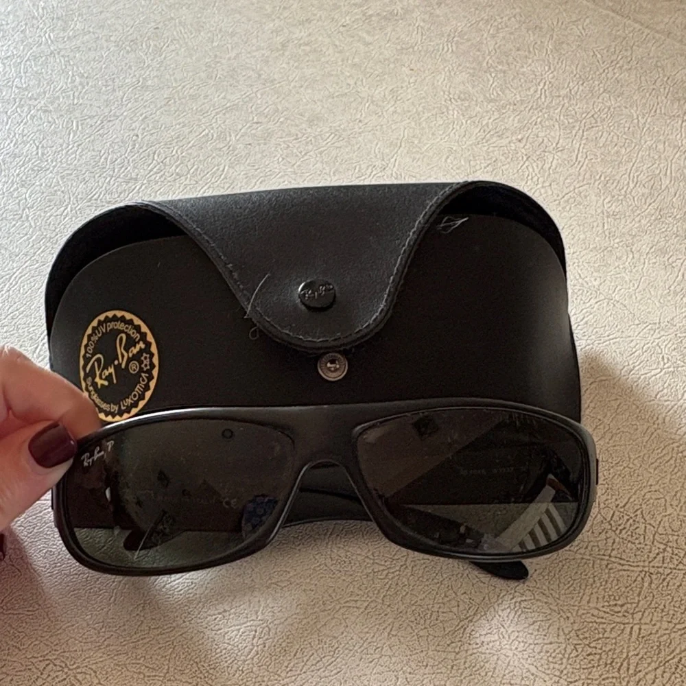 Men’s Ray-Ban Black polarized Sunglasses with Black Case